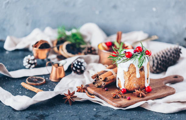 크랜베리 아몬드와 로즈마리 나뭇가지로 장식 된 크리스마스 축제 파운드 케이크 - christmas stollen christmas pastry baked 뉴스 사진 이미지