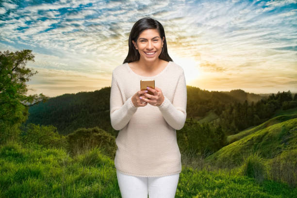 une personne / taille vers le haut / vue avant de beaux cheveux noirs latin américain et hispanique ethnicité féminine / jeunes femmes en face de la chaîne de montagnes / nature / scène non urbaine / scéniques - nature qui est à l'extérieur portant - non urban scene photos et images de collection