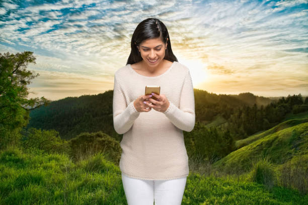 une personne / taille vers le haut / vue avant de beaux cheveux noirs latin américain et hispanique ethnicité féminine / jeunes femmes en face de la chaîne de montagnes / nature / scène non urbaine / scéniques - nature qui est à l'extérieur portant - non urban scene photos et images de collection