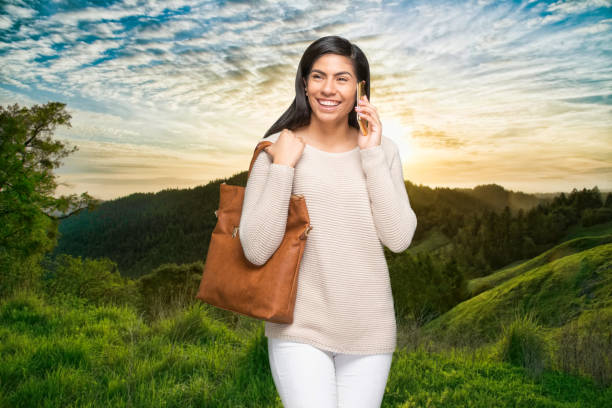 une personne / taille vers le haut / vue avant de beaux cheveux noirs latin américain et hispanique ethnicité féminine / jeunes femmes en face de la chaîne de montagnes / nature / scène non urbaine / scéniques - nature qui est à l'extérieur portant - non urban scene photos et images de collection