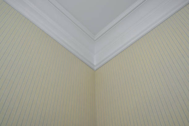 deckenleisten im innenraum, detail der ecke - molding crown domestic room indoors stock-fotos und bilder