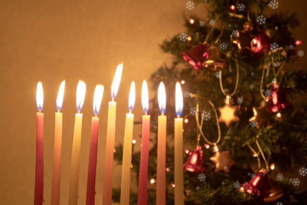 크리스마스 트리의 배경에 불타는 하누카 촛불, 눈송이 장식으로 장식 - menorah hanukkah israel judaism 뉴스 사진 이미지