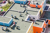 top-view-flachdach-mit-klimaanlagen-und-hydro-isoliermembranen-auf-einer-modernen-wohnung.jpg?b=1&s=170x170&k=20&c=Rc0lkByKiL2OeigMGXZOIjKk54U3eJx1xkpfAB2AsEY=