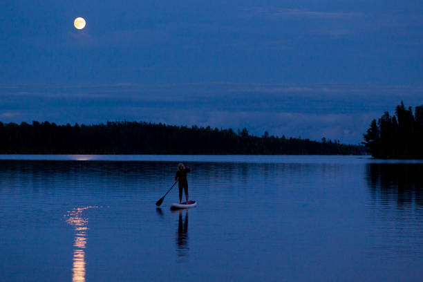 ムーンライトスタンドアップパドルボードアドベンチャー - paddleboard oar women lake ストックフォトと画像