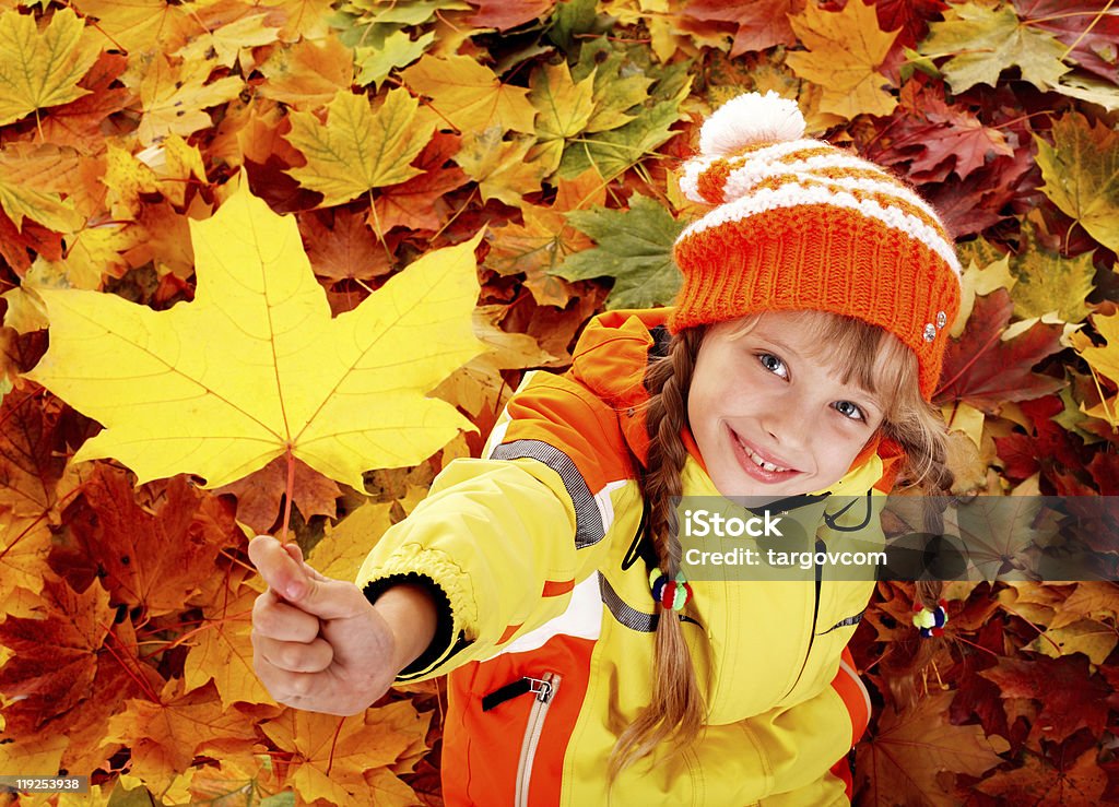 Ребенок в Осенние листья оранжевый - Стоковые фото Весёлый роялти-фри