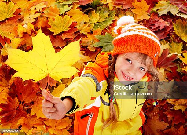 Ребенок В Осенние Листья Оранжевый — стоковые фотографии и другие картинки Весёлый - Весёлый, Время года, Горизонтальный