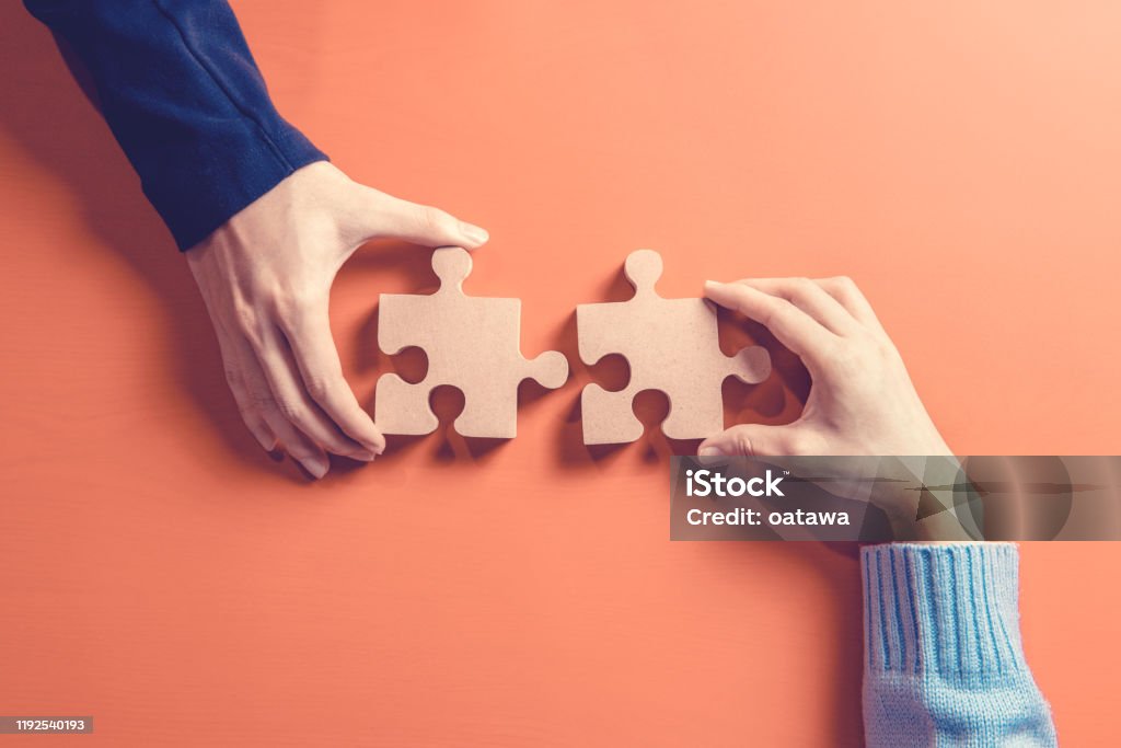 Twee handen houden Jigsaw, concept voor teamwork opbouwen van een succes. - Royalty-free Partnerschap Stockfoto
