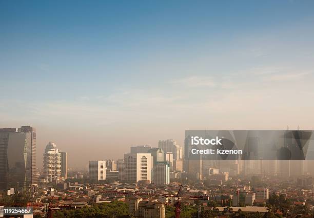 Smog Cúpula De Una Gran Ciudad Foto de stock y más banco de imágenes de Aire libre - Aire libre, Ciudad, Ciudades capitales