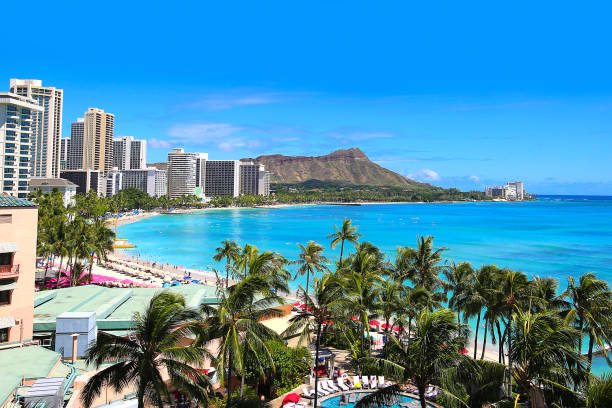 ワイキキ ビーチ ホノルル ハワイ スカイライン - oahu water sand beach ストックフォトと画像