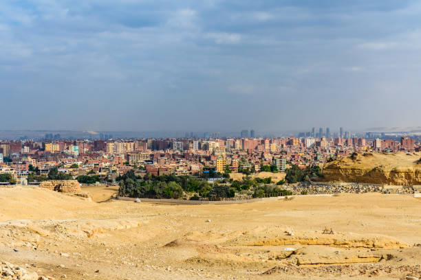 vista sulla città del cairo dall'altopiano di giza - giza plateau immagine foto e immagini stock