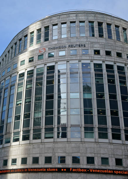 太陽は、英国の首都カナリーワーフにあるトムソン・ロイターのオフィスビルに輝いています。trグループはカナダの多国籍メディアおよび情報会社です - thomson reuters corporation ストックフォトと画像