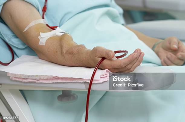 Medicina Hemodiálisis Renal Foto de stock y más banco de imágenes de Acostado - Acostado, Adulto, Asistencia sanitaria y medicina