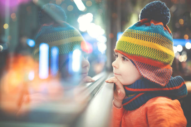 kleiner junge, der aus dem fenster schaut - cute little boys caucasian child stock-fotos und bilder