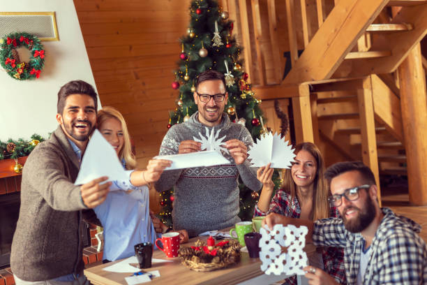 freunde machen weihnachtsdekorationen aus papier - communication discussion coffee christmas stock-fotos und bilder