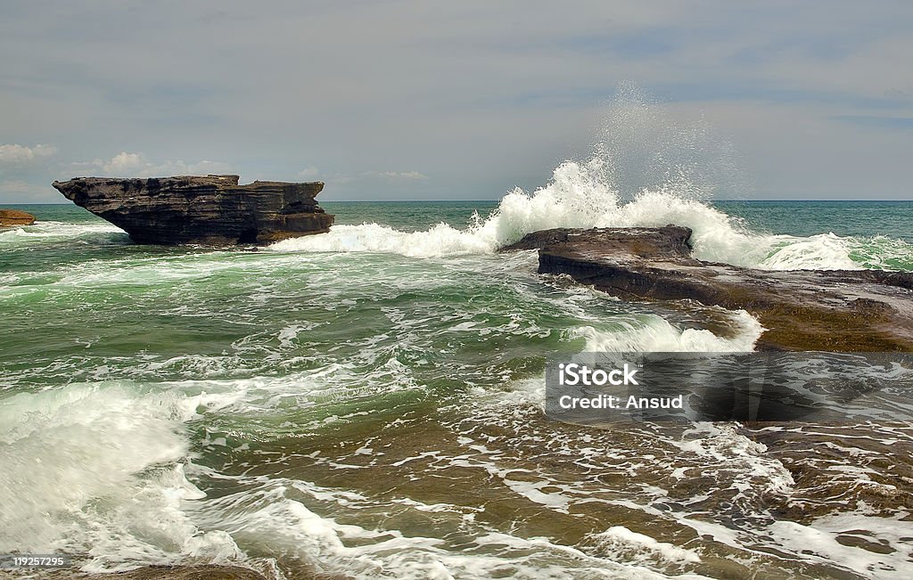 La déferlante des vagues splash de rocks - Photo de Déchirer libre de droits