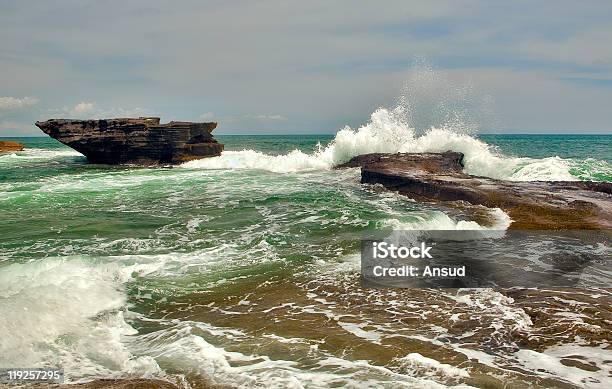 Photo libre de droit de La Déferlante Des Vagues Splash De Rocks banque d'images et plus d'images libres de droit de Déchirer - Déchirer, Marée, Accident et désastre