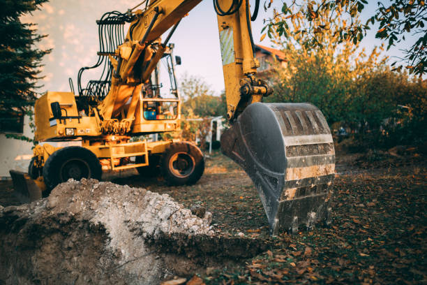 庭で働く掘削機 - シャベルローダー ストックフォトと画像