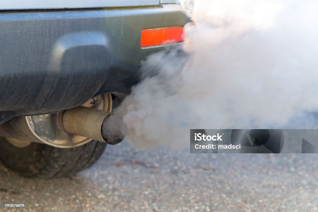 Primer plano de humo de escape de coche - Foto de stock de Coche libre de derechos