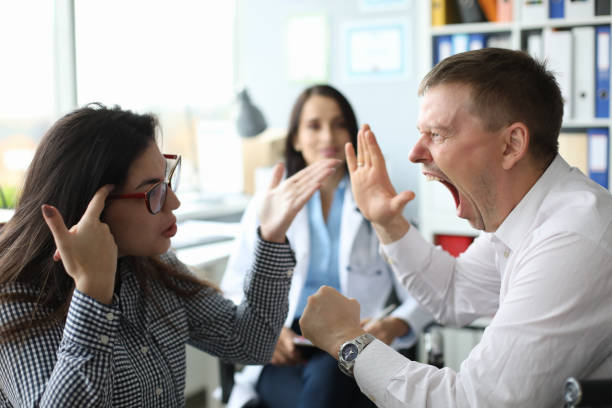 odwiedzający gabinet lekarski - alternative therapy therapy family anger zdjęcia i obrazy z banku zdjęć