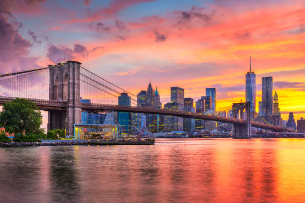 lower manhattan skyline und brooklyn bridge - manhattan downtown district architecture built structure stock-fotos und bilder