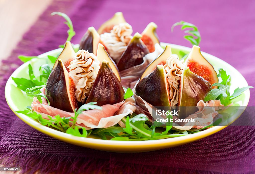 Figues avec du jambon, du fromage et de vinaigre balsamique - Photo de Aliment libre de droits