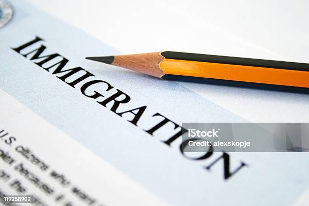 Foto de A Imigração e mais fotos de stock de Emigração e Imigração - Emigração e Imigração, Controle de Passaporte, Formulário - Documento