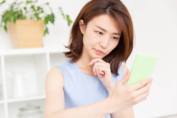 istock woman to see a smart phone, think, 1192593962