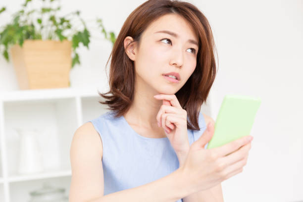 istock woman to see a smart phone, think, 1192593981