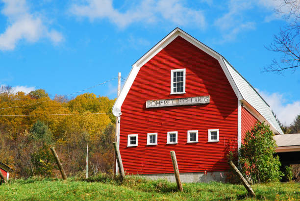 a red barn in rural vermont in autumn - vermont farm dairy farm agricultural building imagens e fotografias de stock