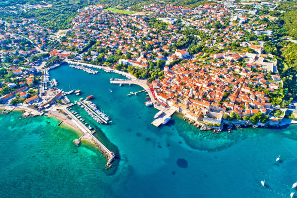 krk. idilliaca città dell'isola adriatica di krk vista aerea - town village hill panoramic foto e immagini stock