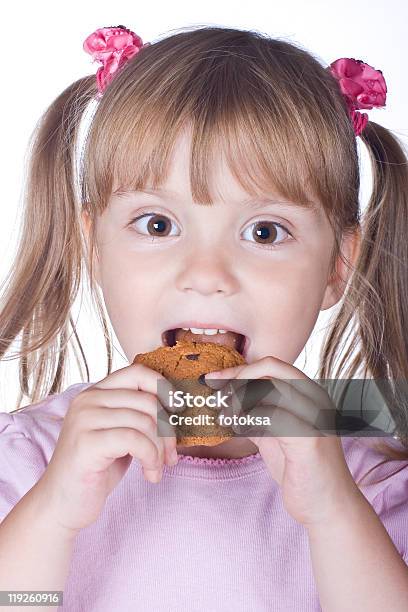 Foto de Menina Com Cookies De Aveia e mais fotos de stock de Biscoito - Biscoito, Comer, Isolado