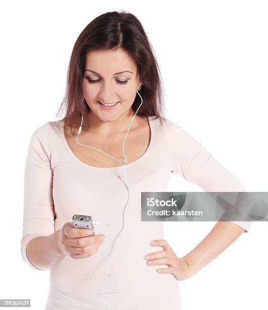 Mujer Escuche Su Reproductor De Mp3 Foto de stock y más banco de imágenes de Adulto - Adulto, Adulto joven, Cabello castaño