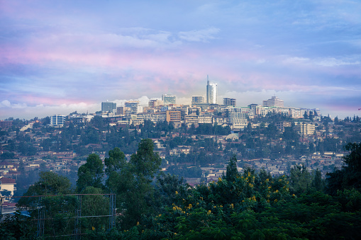 Distritos comerciales y residenciales de Kigali al atardecer, Ruanda photo