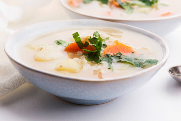 zupa jęczmieńcowa, jęczmień perłowy w białej misce - vegetable barley soup zdjęcia i obrazy z banku zdjęć