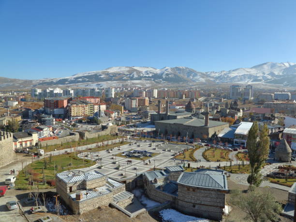 krajobraz historyczny erzurum w erzurum, turcja - scenics winter mountain range mountain zdjęcia i obrazy z banku zdjęć