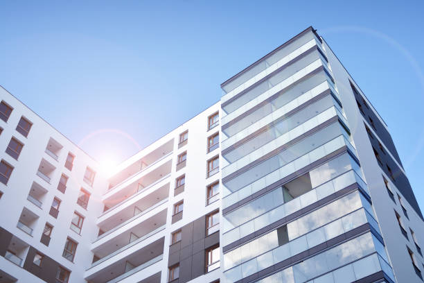 immeubles d'appartements modernes sur une journée ensoleillée avec un ciel bleu. - apartment window sky sun photos et images de collection