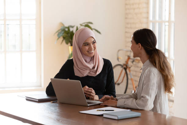 feliz empresaria discutiendo ideas de proyectos con el cliente. - agreement businesswoman togetherness opportunity fotografías e imágenes de stock