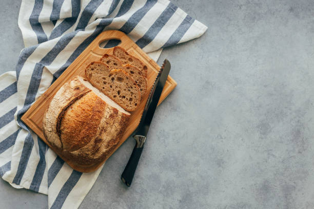 freshly baked bread on wooden table - pão fresco imagens e fotografias de stock