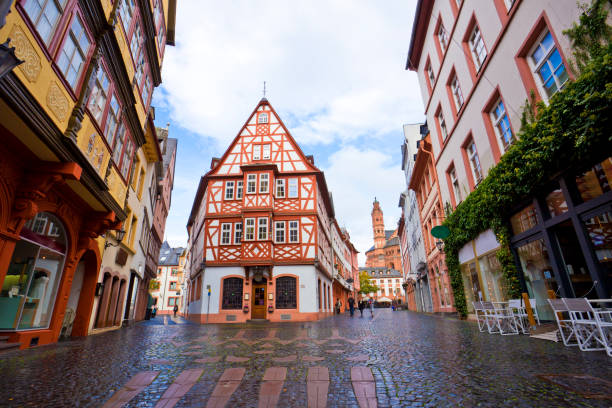 Haus zum Aschaffenberg is famous old town historic street alley in Mainz city. Cityscape Mainz with halftimbered house and Cathedral - Altstadt mainz stock pictures, royalty-free photos & images