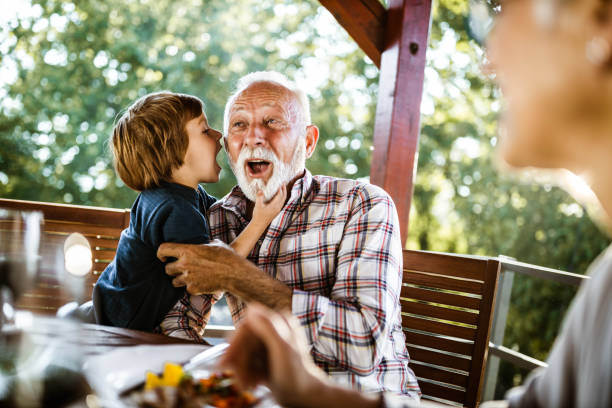 ¡te susurraré algo abuelo! - whispering grandparent child grandfather fotografías e imágenes de stock