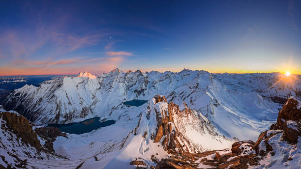 alpenglow at kitzsteinhorn, view to high mountain reservoirs mooserboden stausee - sunrise european alps mountain alpenglow stock-fotos und bilder