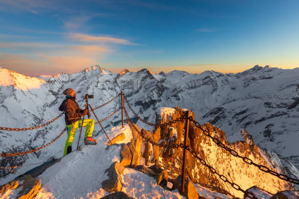 키츠슈타인호른 정상에서 삼각대를 들고 있는 자연 사진작가 - copy space alpenglow winter mountain range 뉴스 사진 이미지