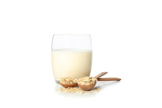 흰색 배경에 고립 된 숟가락에 귀리 우유와 귀리 - oat oatmeal isolated stack 뉴스 사진 이미지