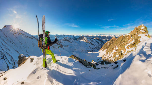 sci alpinismo a kitzsteinhorn, stazione sciistica kaprun nelle alpi austriache - sunrise european alps mountain alpenglow foto e immagini stock