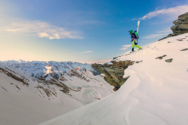 skibergsteigen am kitzsteinhorn, skigebiet kaprun in den österreichischen alpen - alpenglow tirol sunrise snow stock-fotos und bilder