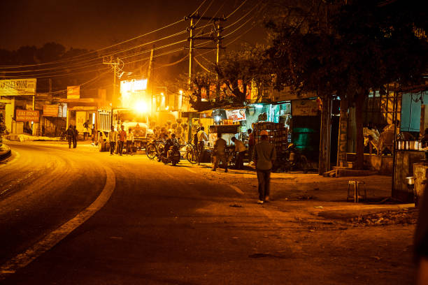 night scene from new delhi streets with vendors, stalls and shopping customers - consumerism indian ethnicity india delhi imagens e fotografias de stock