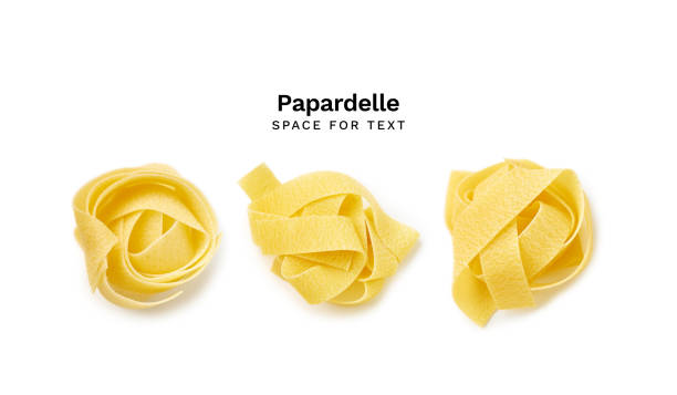 白い背景に3つの生のパパルデルパスタの巣を持つフラットレイ - pappardelle ストックフォトと画像