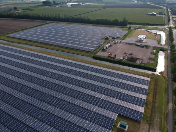 Vue de drone des panneaux solaires. c'est la nouvelle énergie - Photo