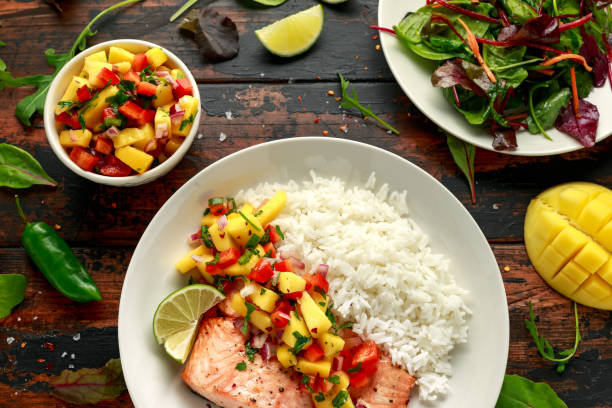 salmón con salsa de mango y arroz blanco en plato - mango salsa fotografías e imágenes de stock