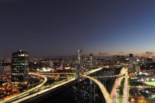 vue aérienne du célèbre pont d'estaiada décoré pour les célébrations de noel et du nouvel an. sao paulo, brésil - sao paulo photos et images de collection